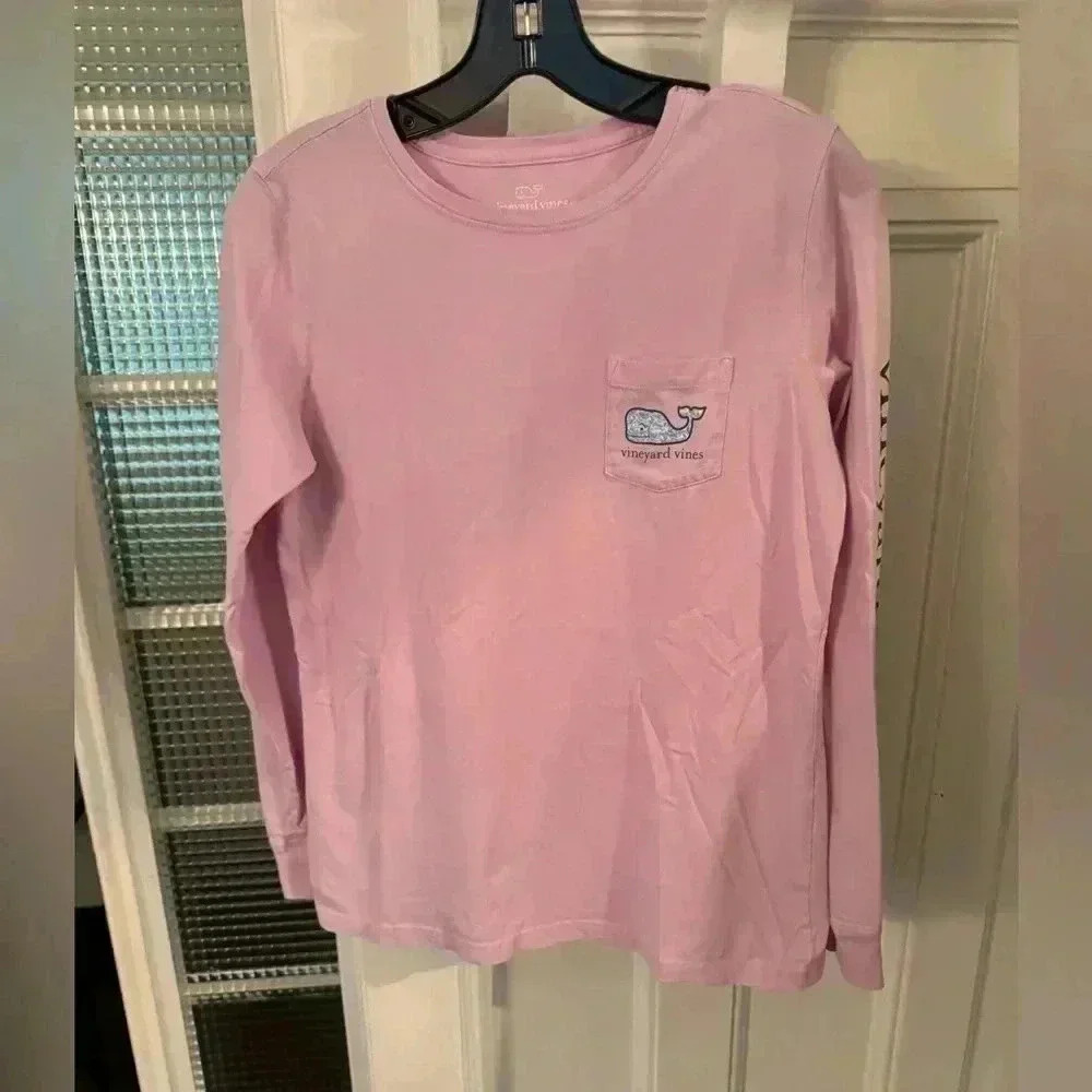 Vineyard vines women’s long sleeve tee shirt. Pink with a front pocket Sz XS